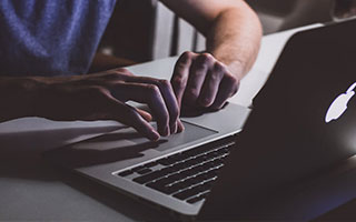 主持王诗蒙分享视频：突然翻到手机里，忘记删掉前女友的视频