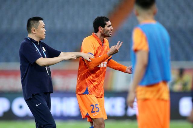 开云体育官网-又是费莱尼+主裁王哲 首轮吹泰山因漏点被停哨3场